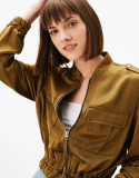 Lesklá khaki bombera Bershka (26)