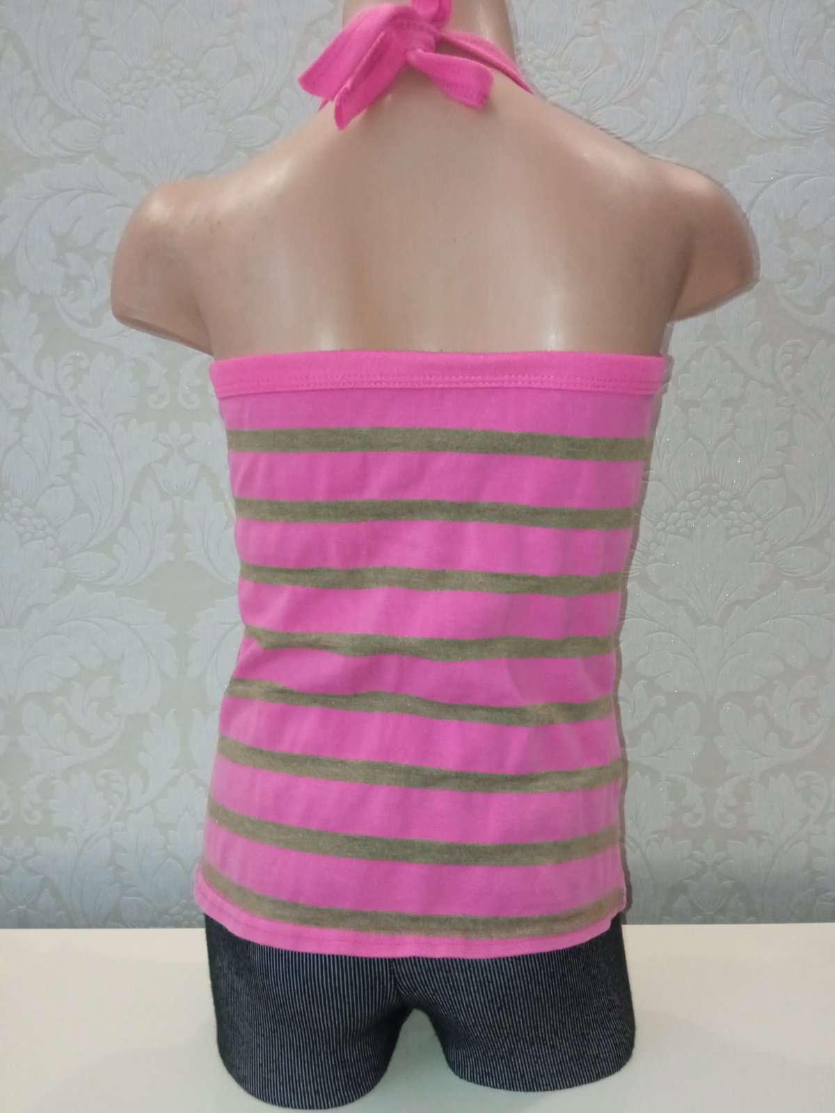 Ružový pásikavý top s ramienkom okolo krku (128)