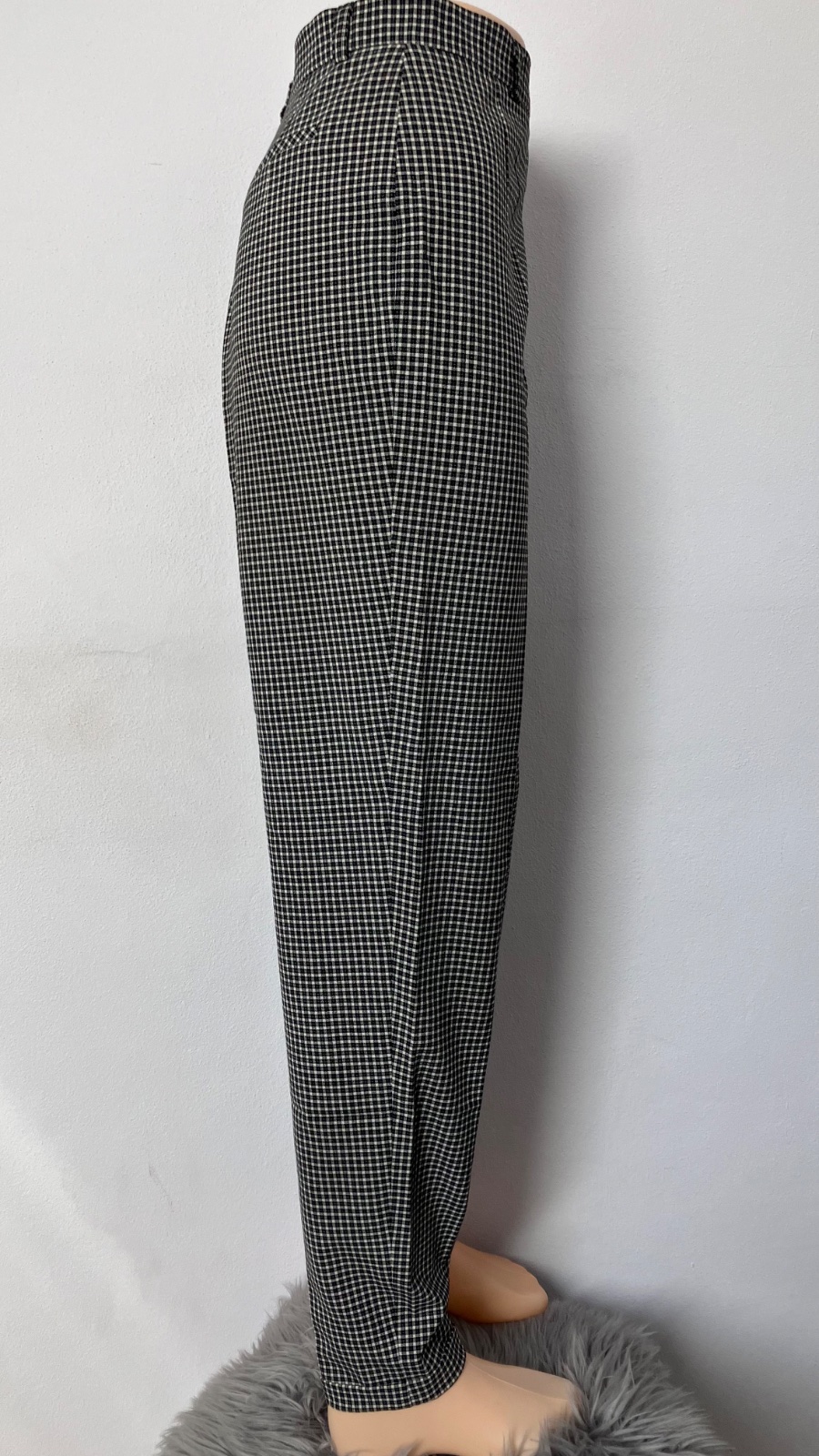 Čiernobiele kockované nohavice (42)
