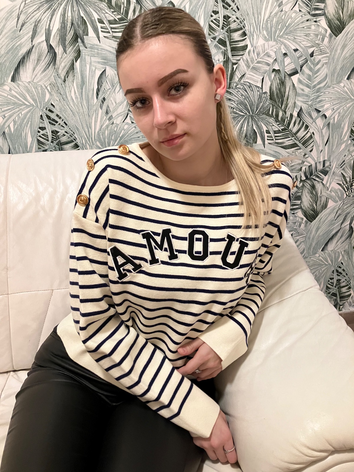 Pásikavý sveter s ozdobnými gombíkmi a nápisom Amour (UNI - S,M,L,XL)