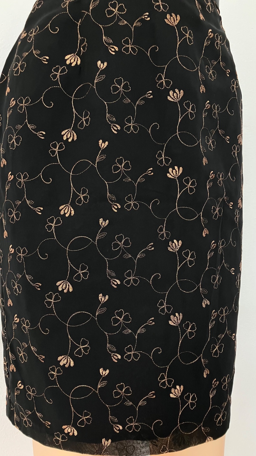 Čierna sukňa so zlatým vyšívaným vzorom (38)