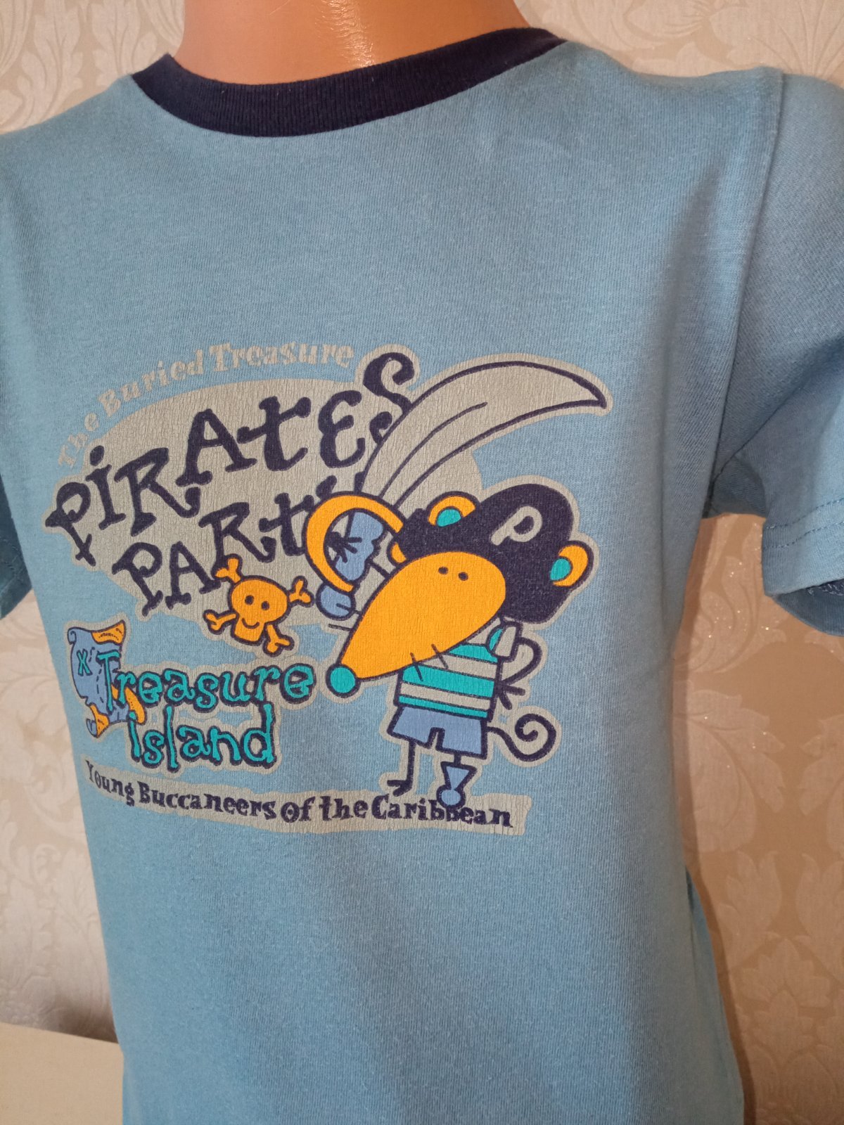 Modré tričko s potlačou a nápisom Pirát (110-116)