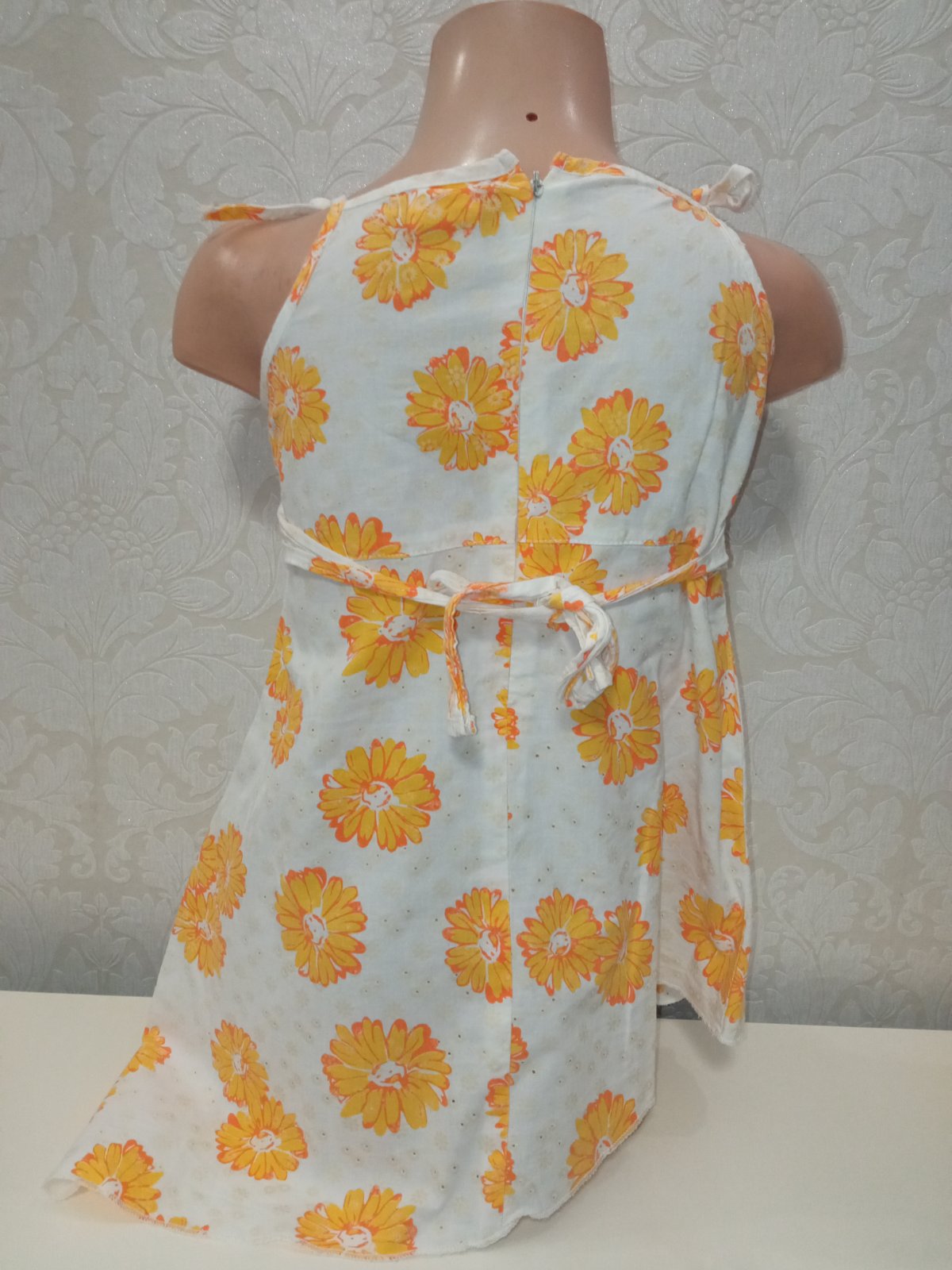 Bielo-oranžové letné šaty s kvietkami,4 r.