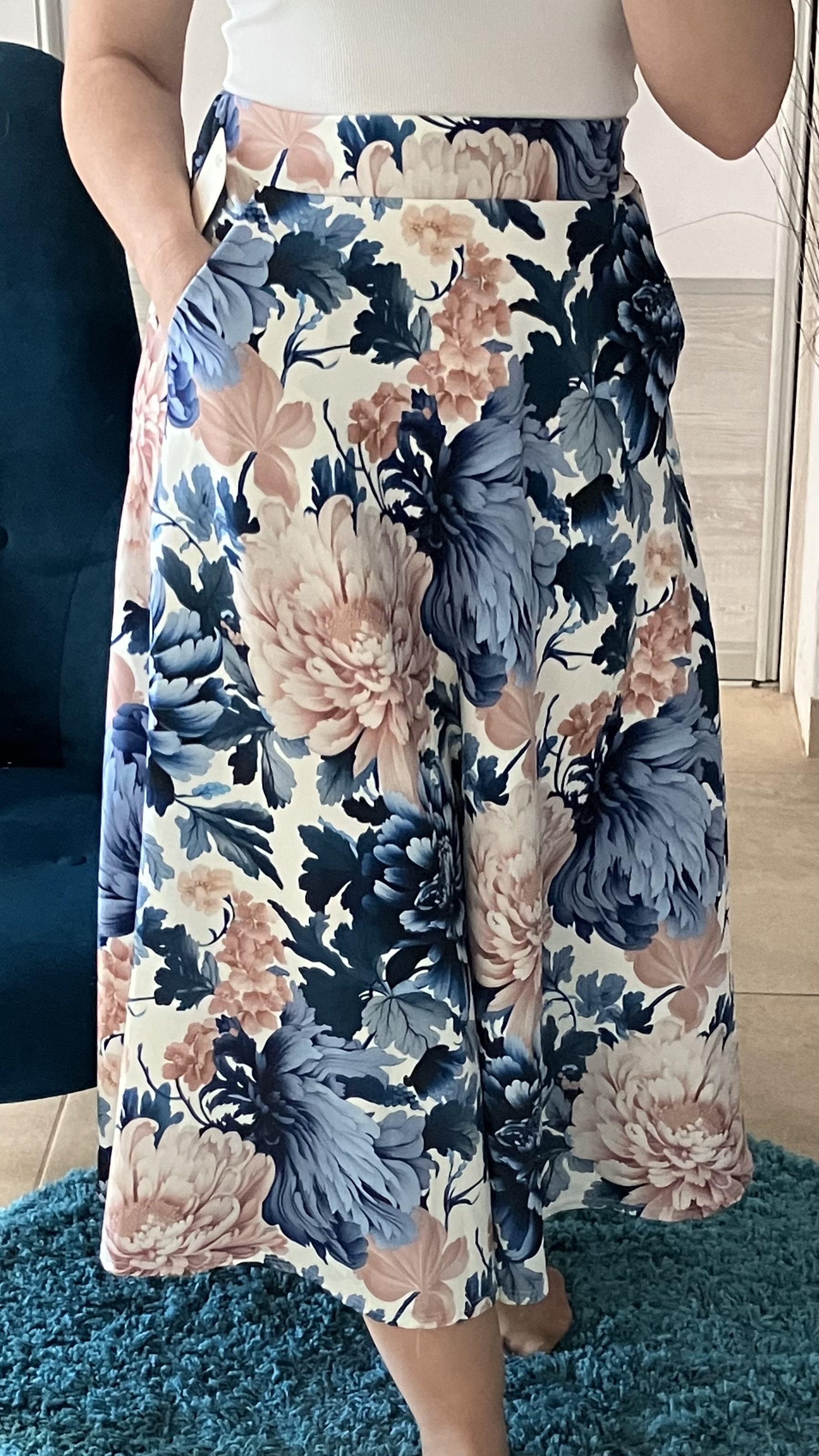 Kvetovaná sukňa s bočnými vreckami modrá