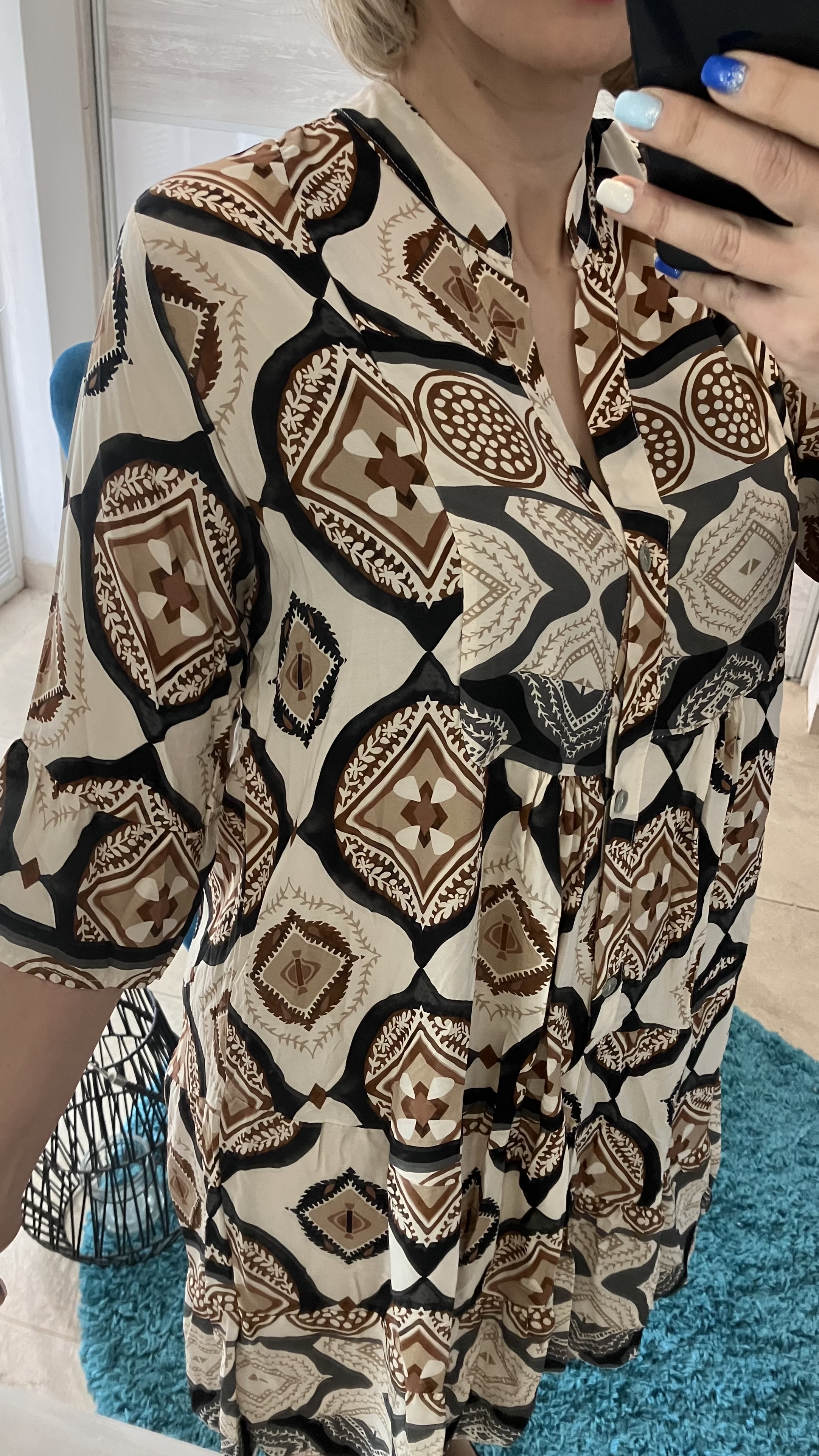 Vzorované šaty s 3/4 rukávom a volánom hnedé (UNI - S,M,L,XL)