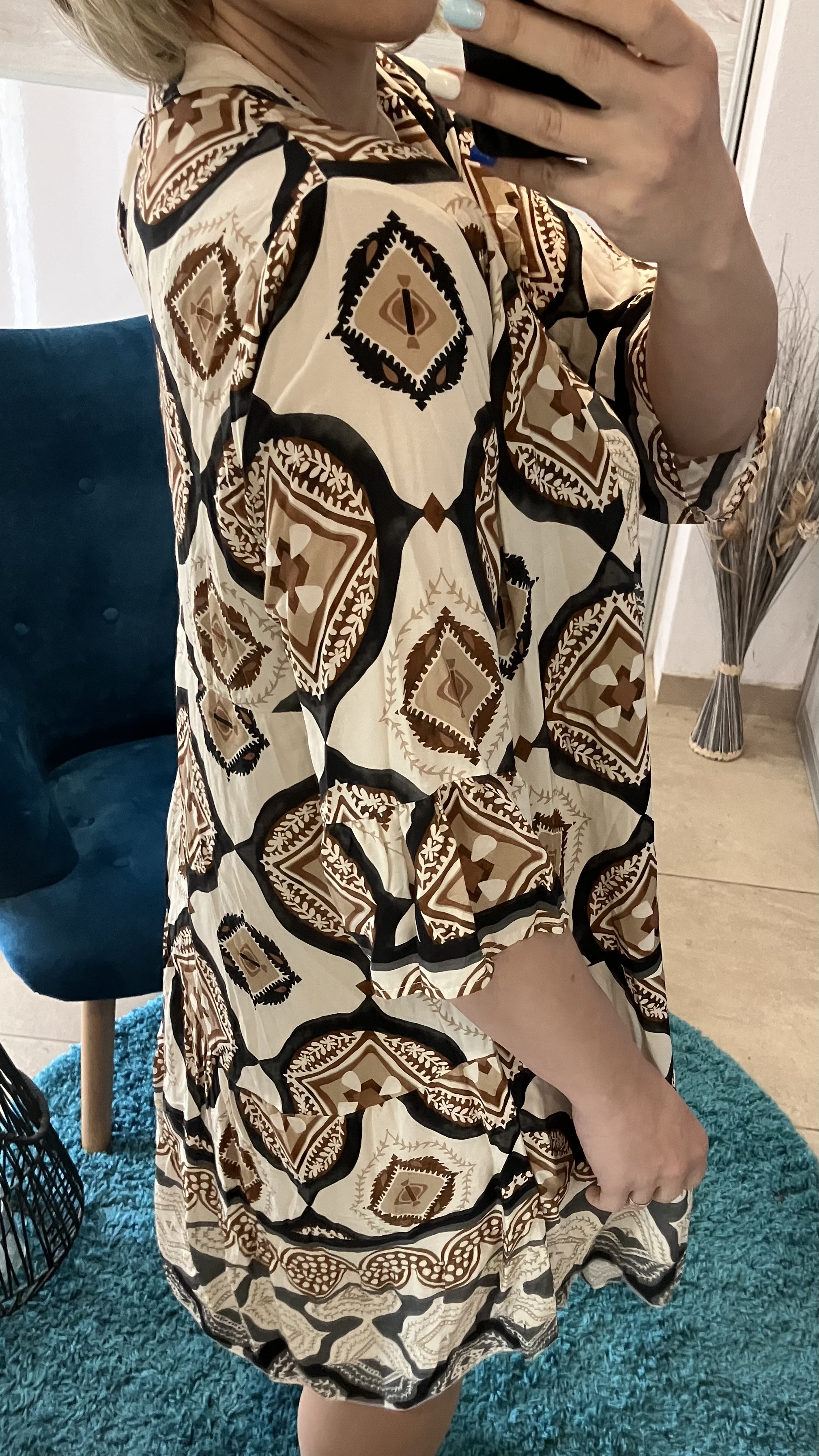 Vzorované šaty s 3/4 rukávom a volánom hnedé (UNI - S,M,L,XL)