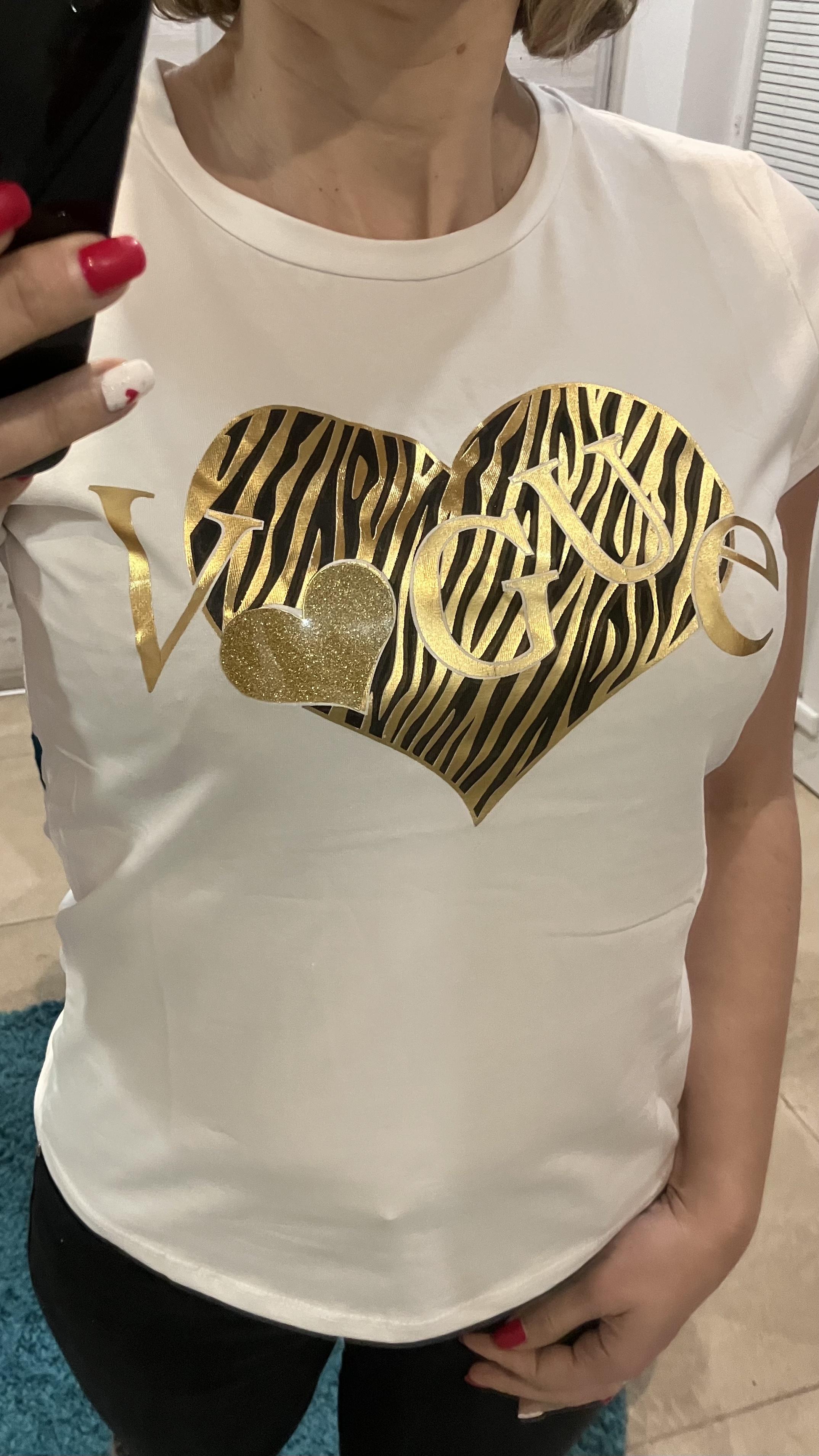 Dámske tričko s potlačou srdca a nápisom Vogue