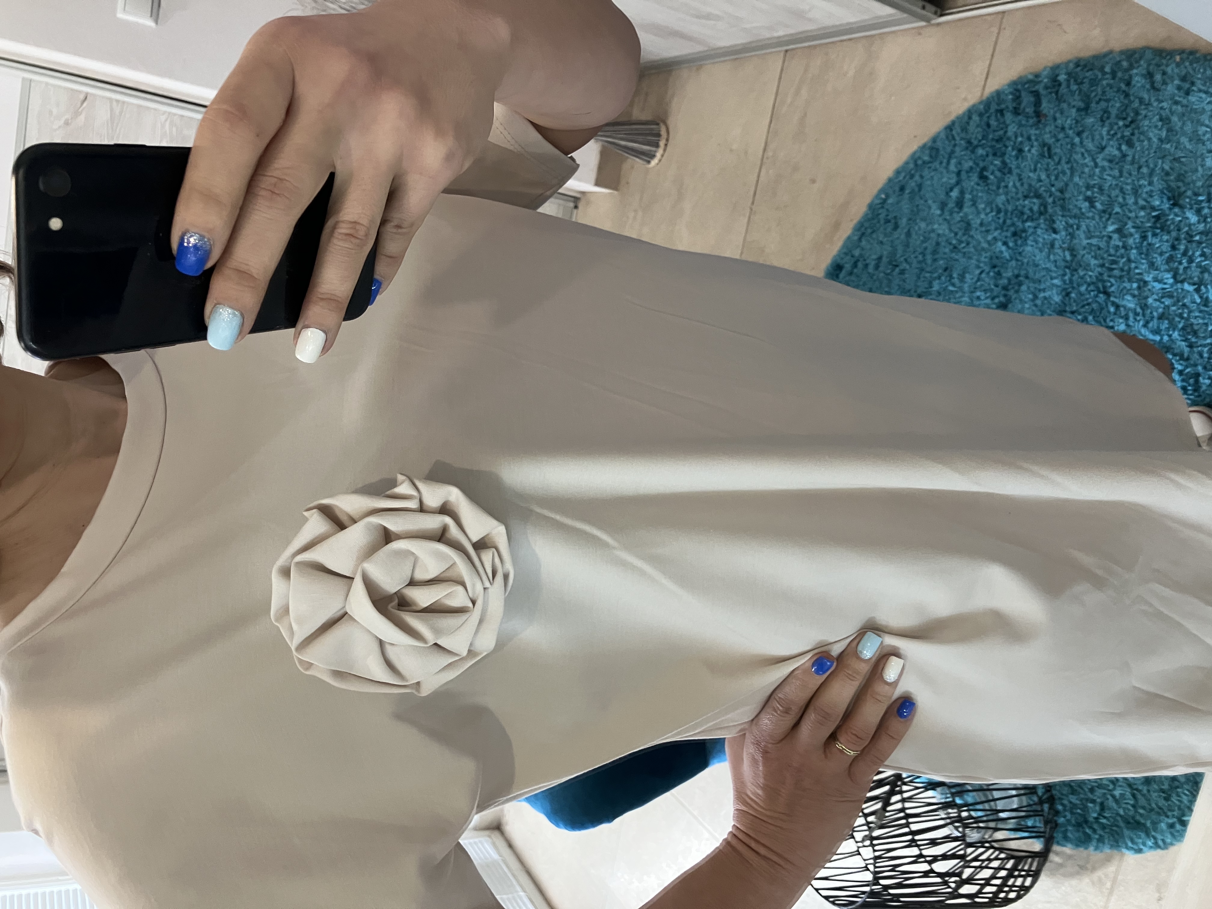 Dámske šaty s dekoratívnym kvetom béžové (UNI - S,M,L)