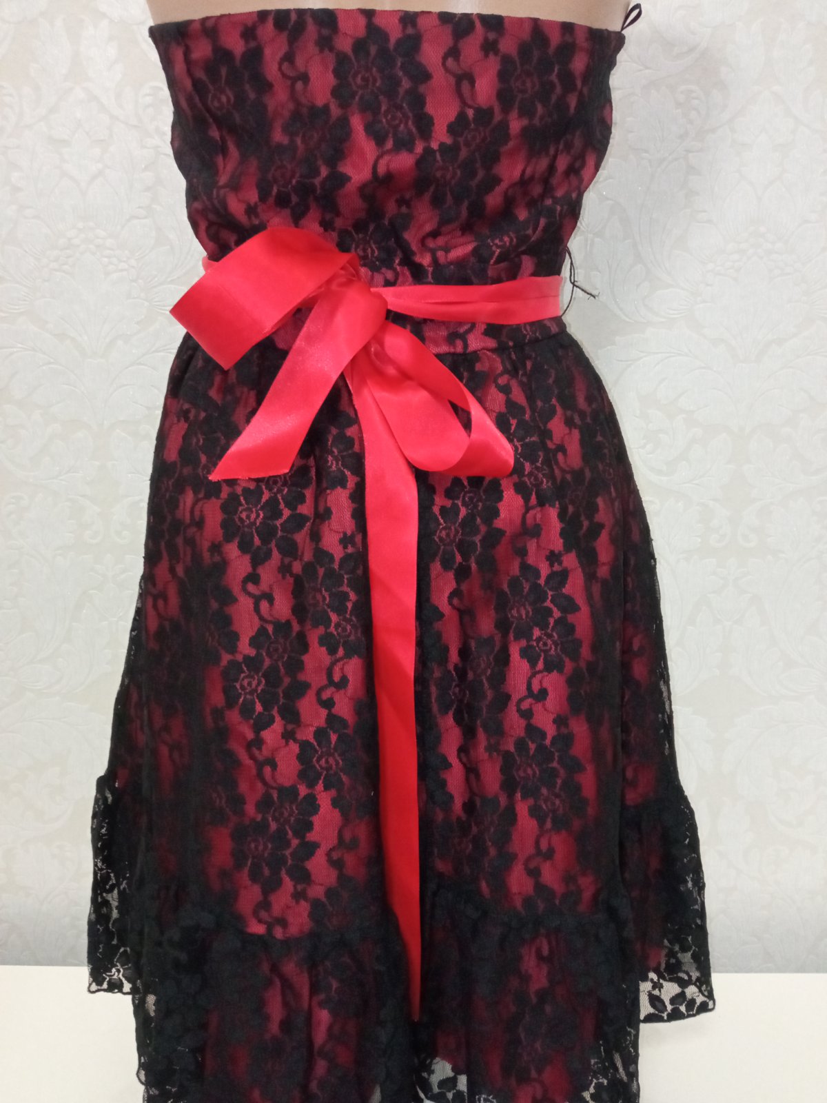 Červeno-čierne elegantné čipkované šaty