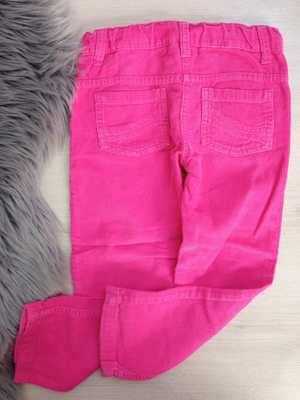 Ružové tenké menčestrové nohavice (104)