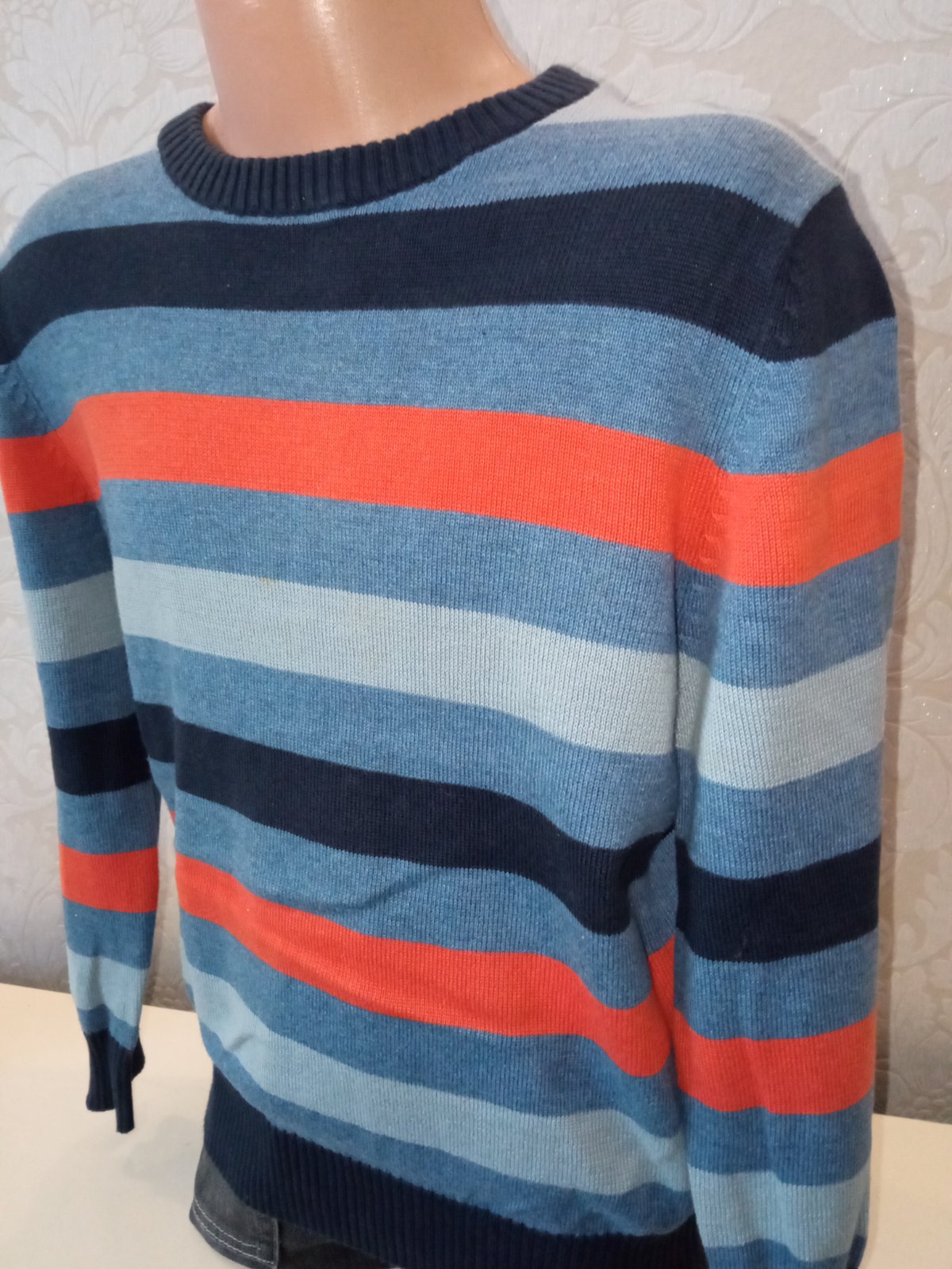 Modro-oranžový pásikavý sveter