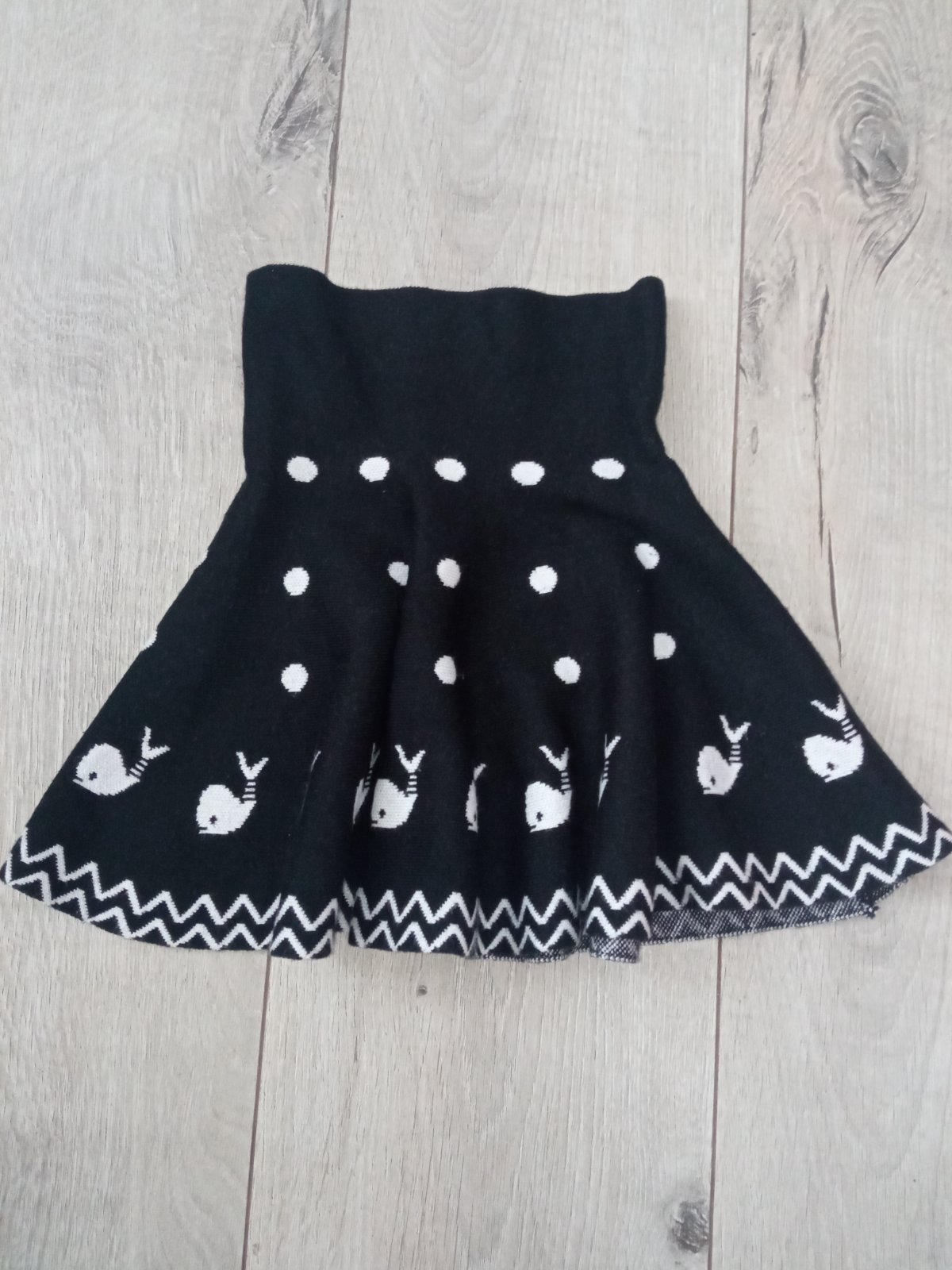 Čiernobiela bodkovaná sukňa