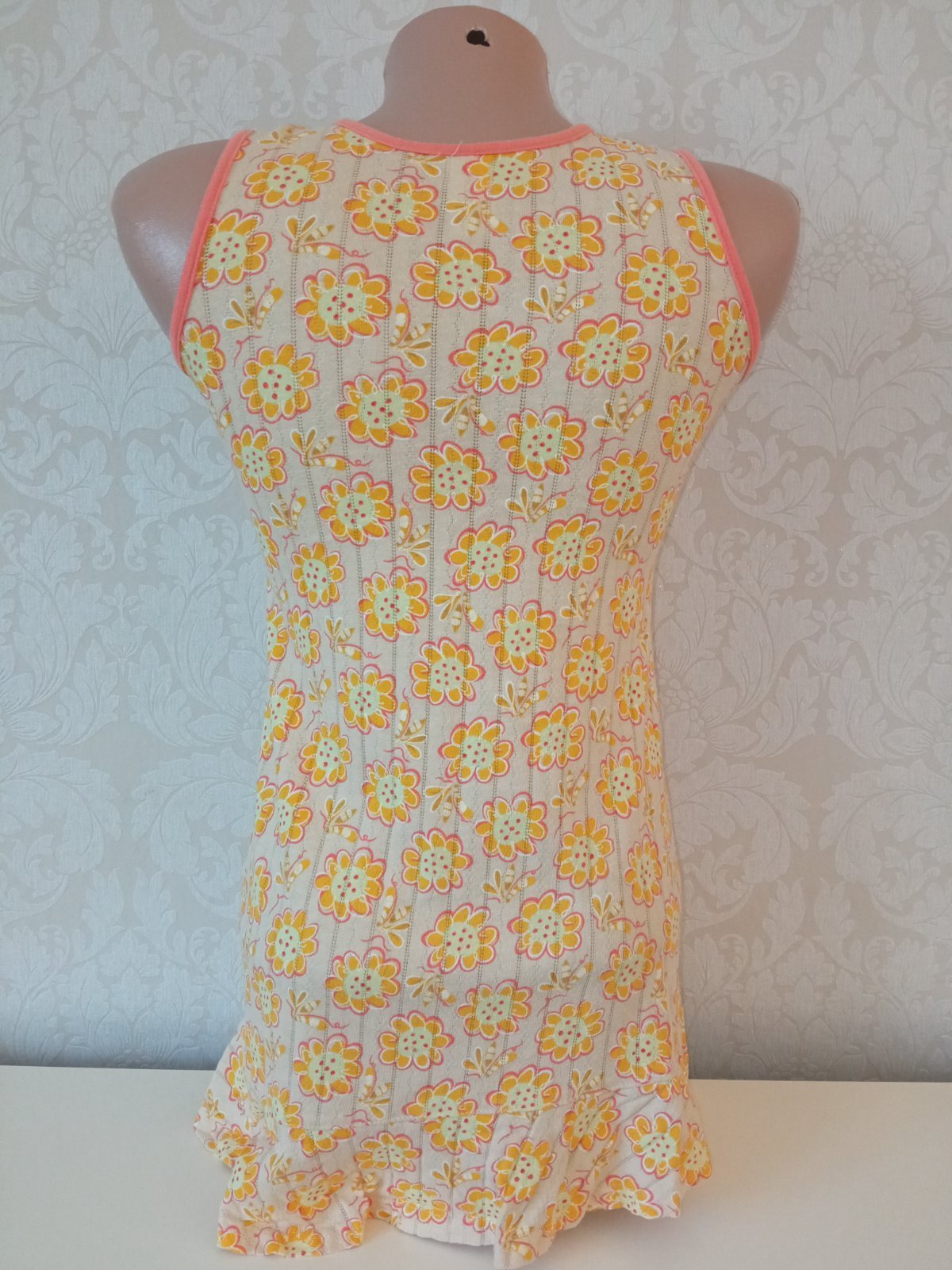 Žlto-oranžové kvetované šaty s volánom (10 r.)