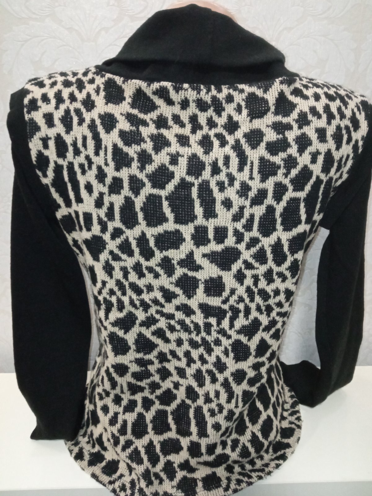 Béžovo-čierny sveter s leopardím motívom (158)