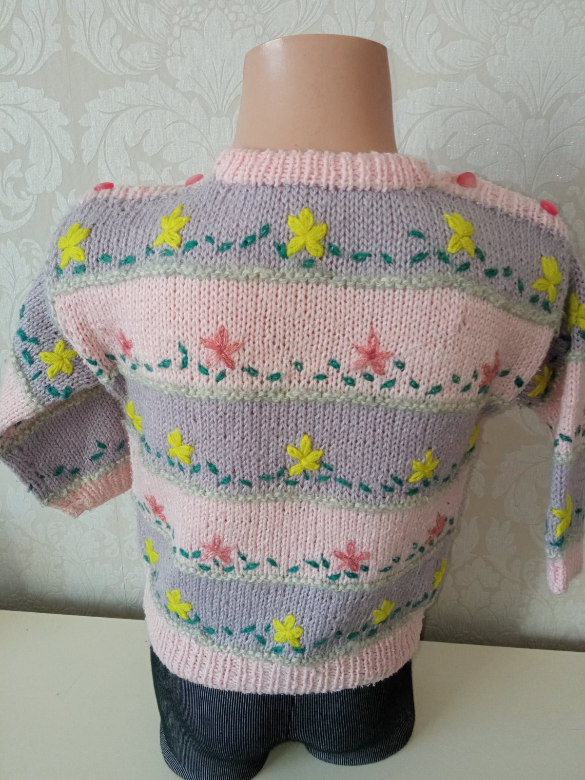 Farebný kvetovaný sveter (98)