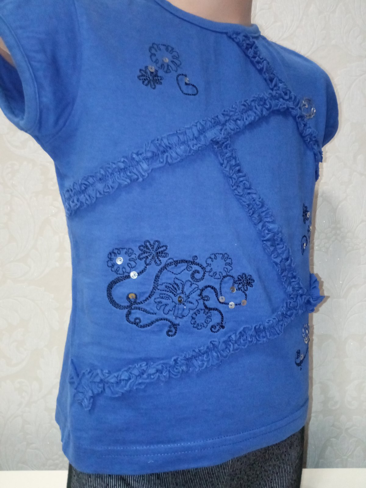Modré tričko s fodričkami a flitrami (116)