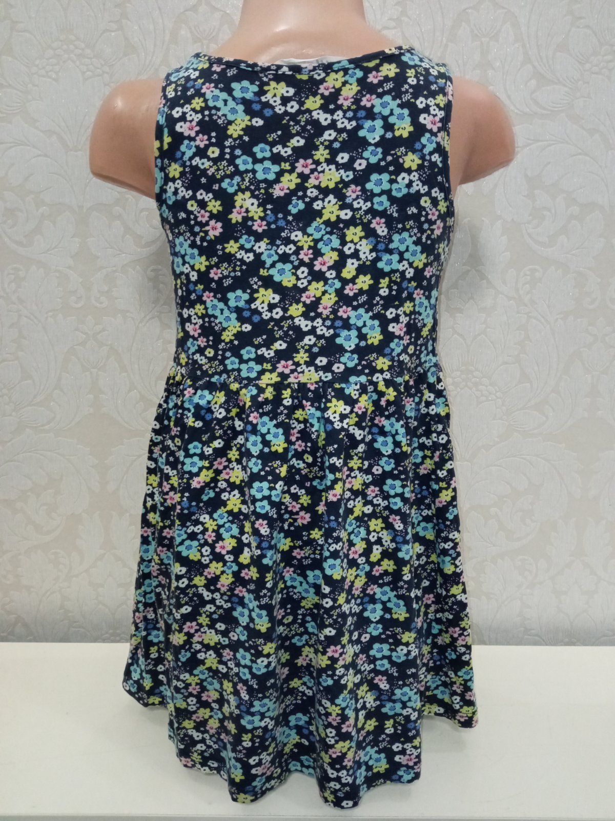 Tmavomodré kvetované šaty H&M (110-116)
