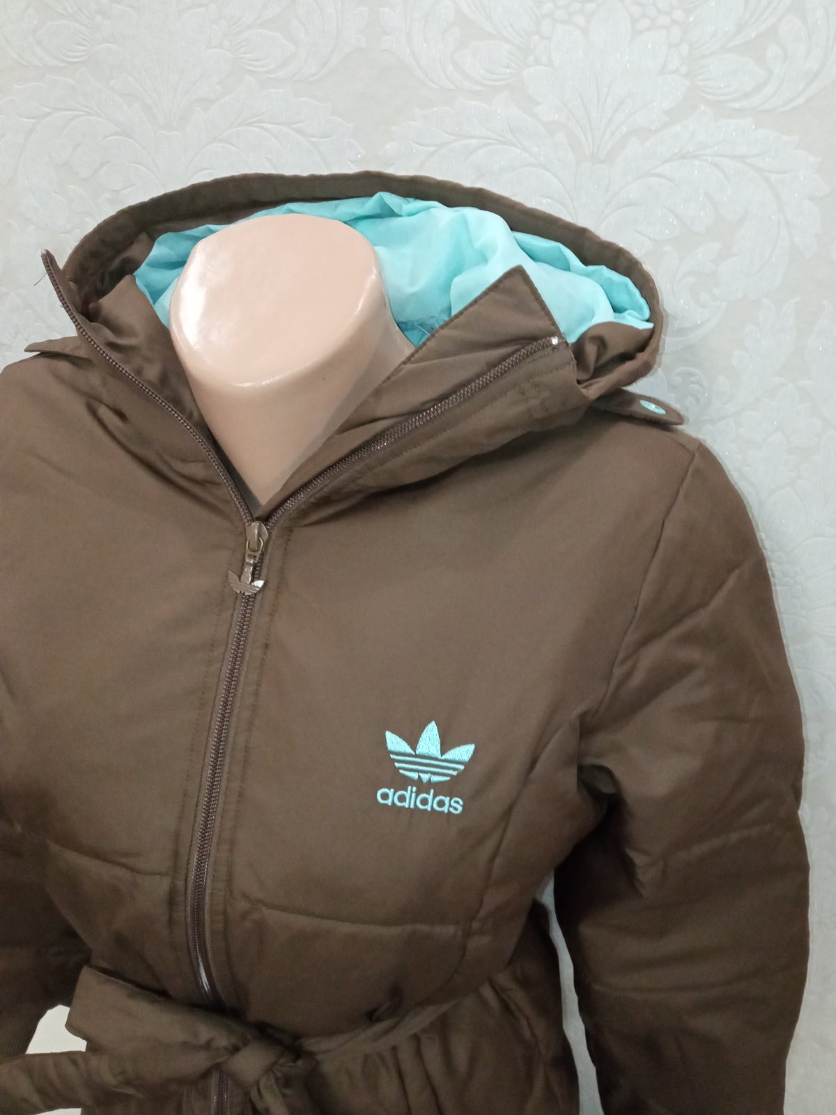 Tmavohnedá predĺžená zimná bunda Adidas (36)