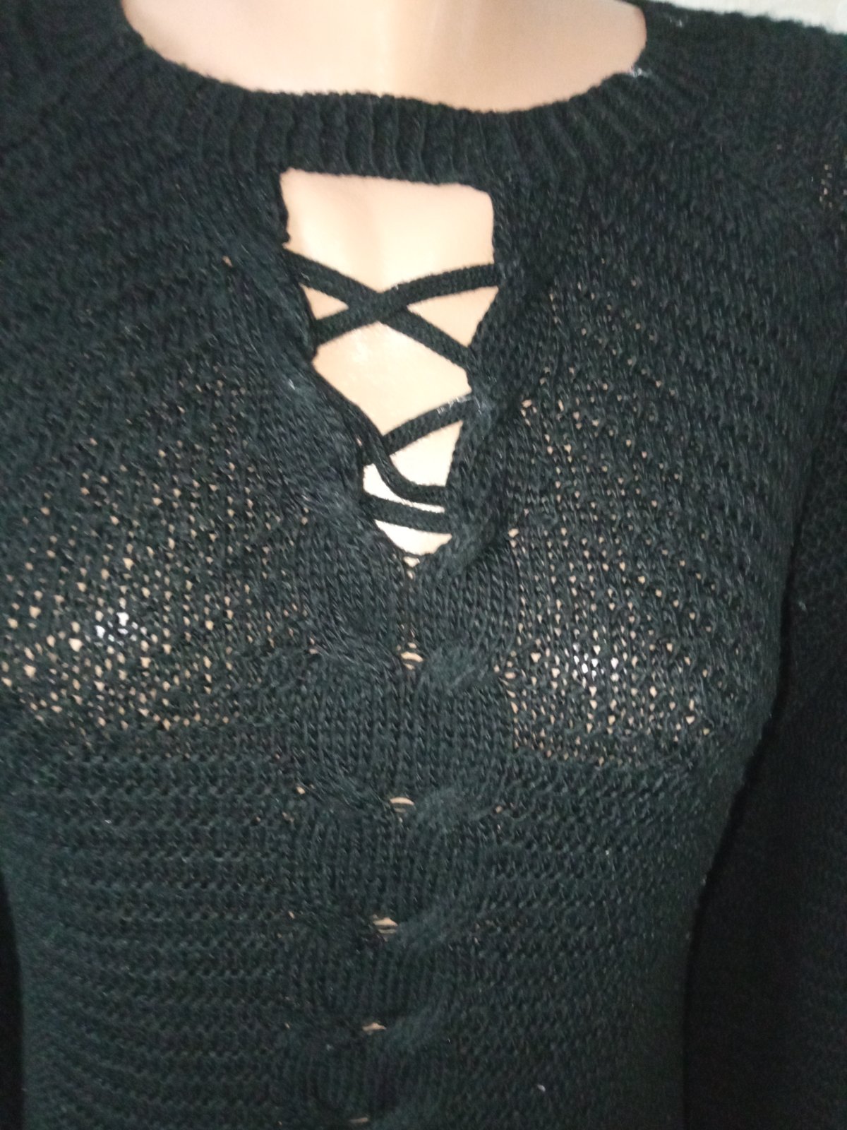 Čierny pletený pulóver