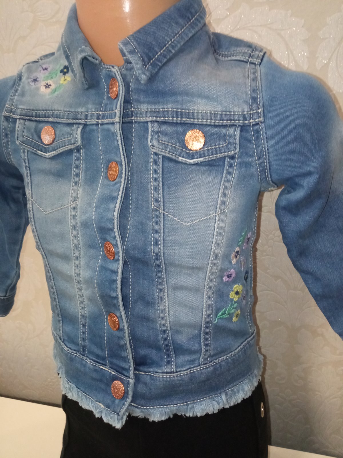 Modrá džínsová bunda so zlatými gombíkmi F&F (80)