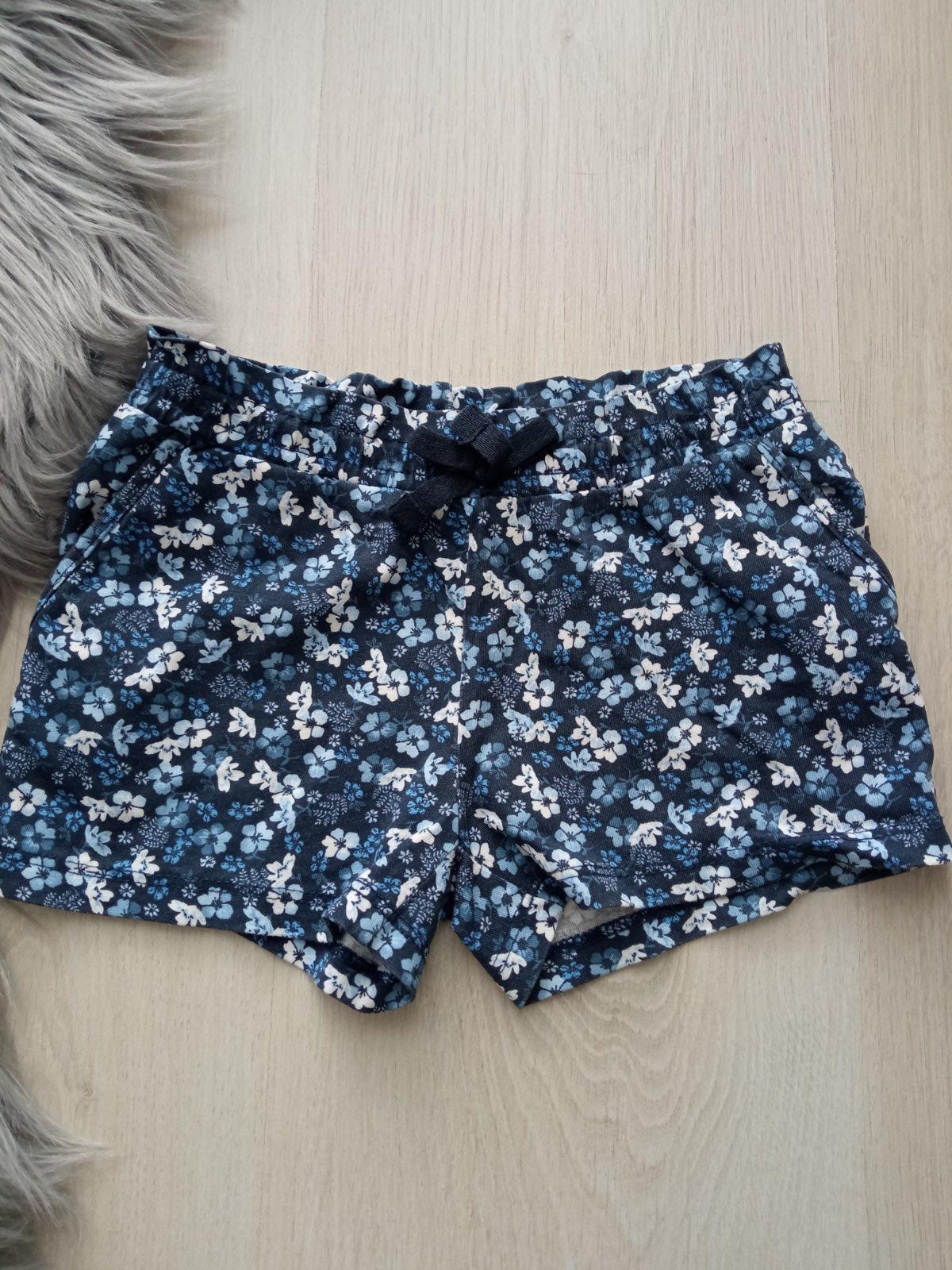 Tmavomodré kvetované šortky H&M (92)