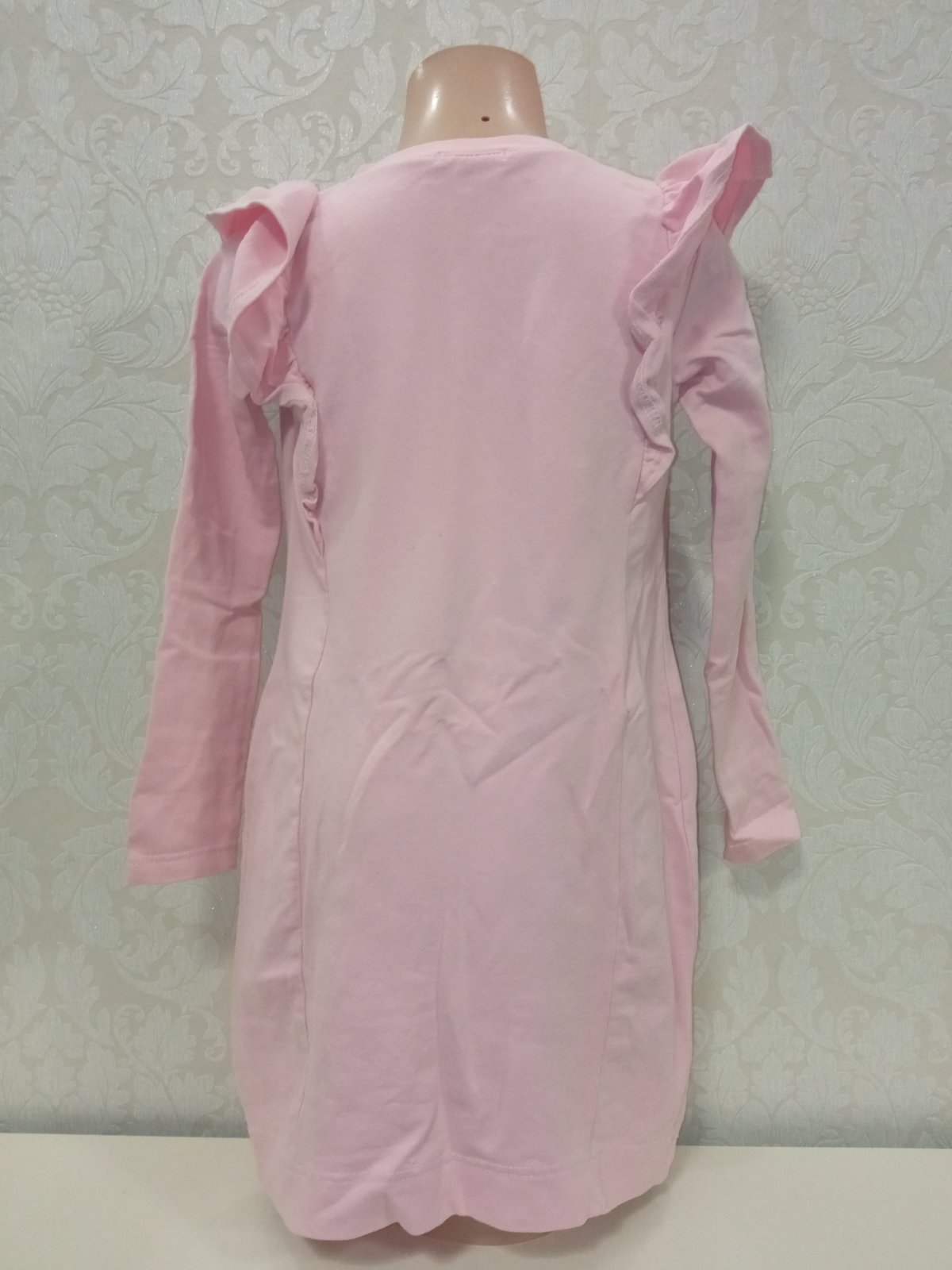 Ružové šaty s potlačou a fodričkami (128)