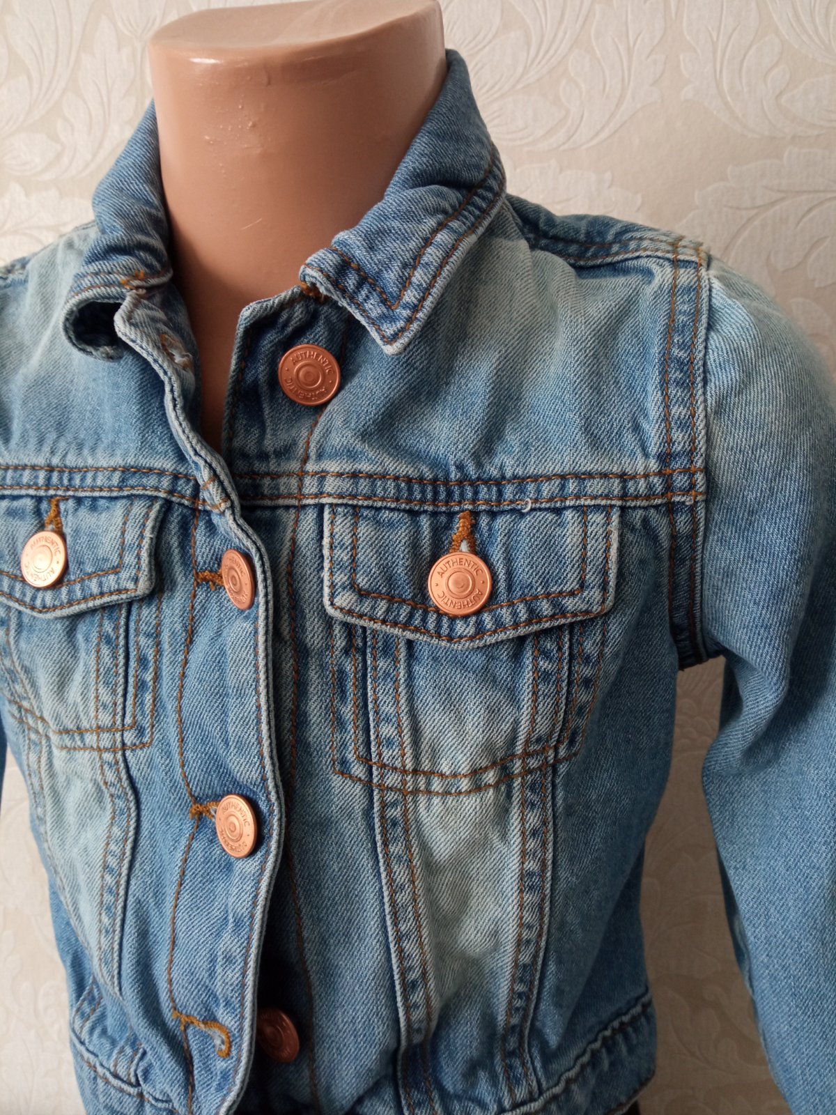 Modrý džínsový kabát s bronzovými gombíkmi (4-5r.)