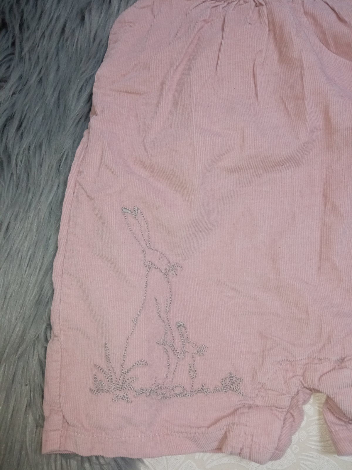 Ružové šortky na traky so zajačikmi (9-12mes.)