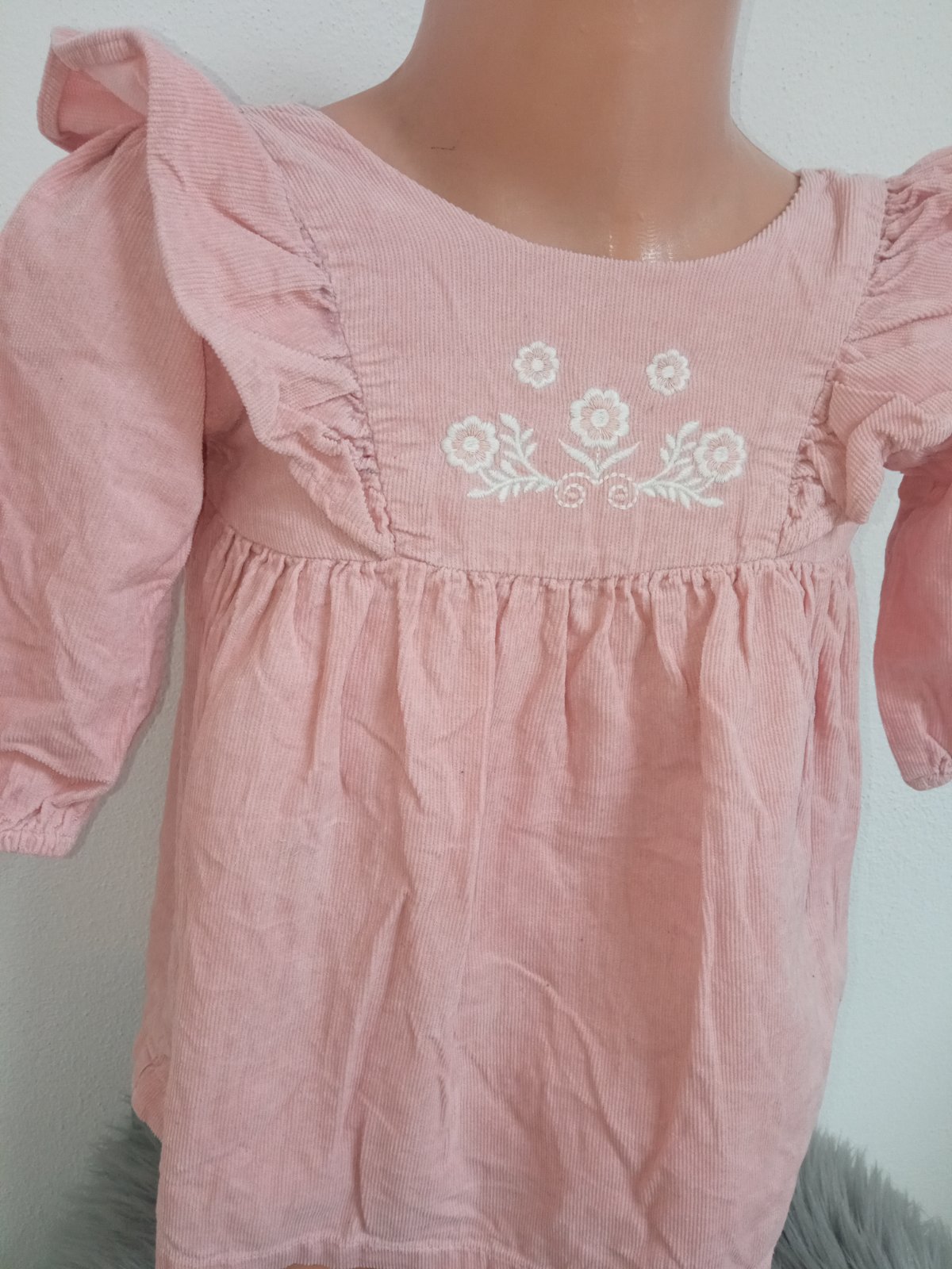 Ružové menčestrové šaty s fodrickami a kvetmi (86)