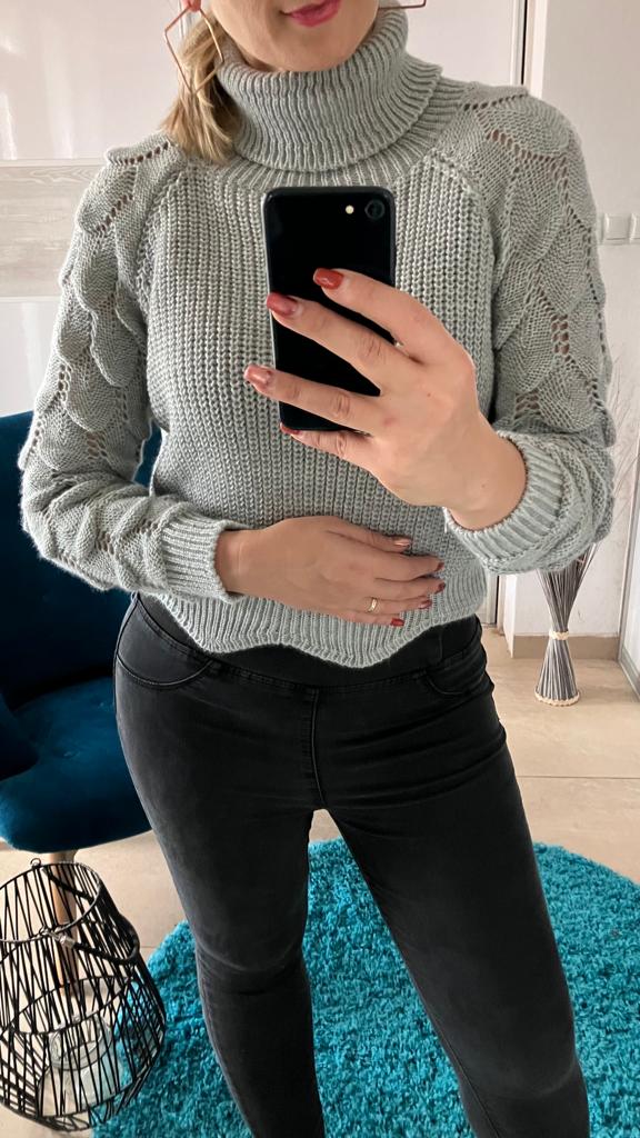 Dámsky sveter s rolákom sivý