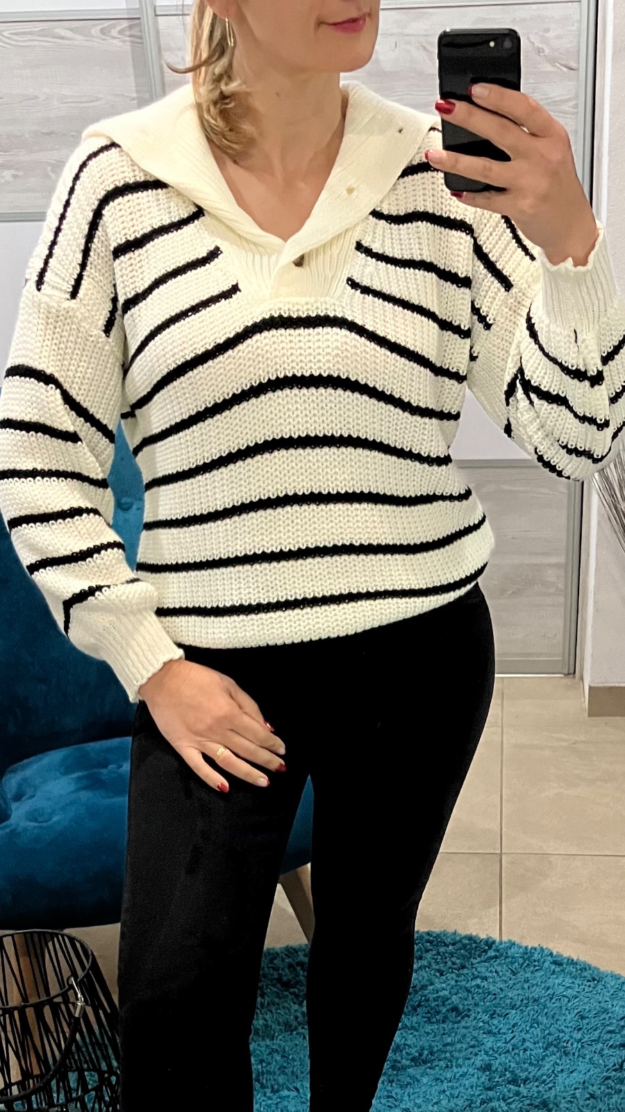 Pásikavý sveter so širokým golierom