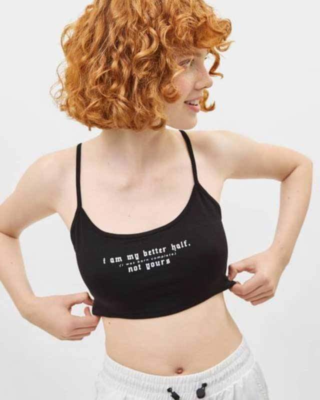 Čierny crop top s bielym nápisom Bershka (S)