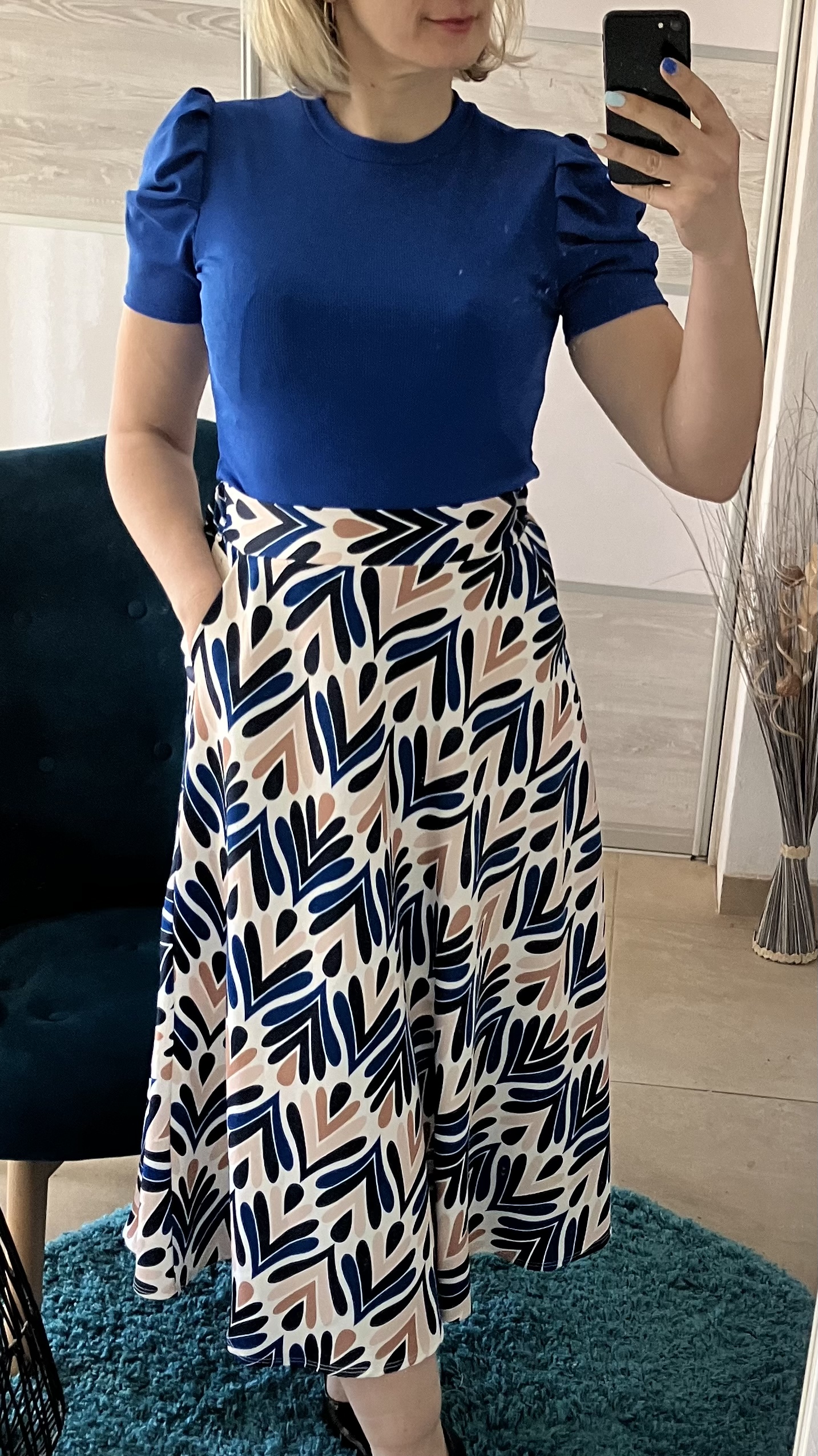 Vzorovaná sukňa s bočnými vreckami modrá