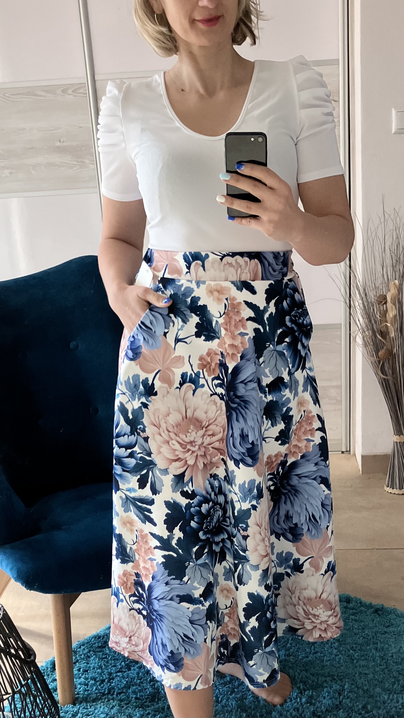 Kvetovaná sukňa s bočnými vreckami modrá