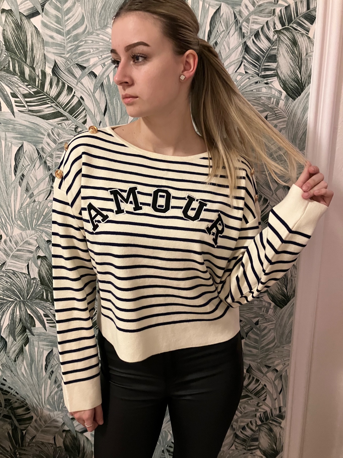 Pásikavý sveter s ozdobnými gombíkmi a nápisom Amour (UNI - S,M,L,XL)