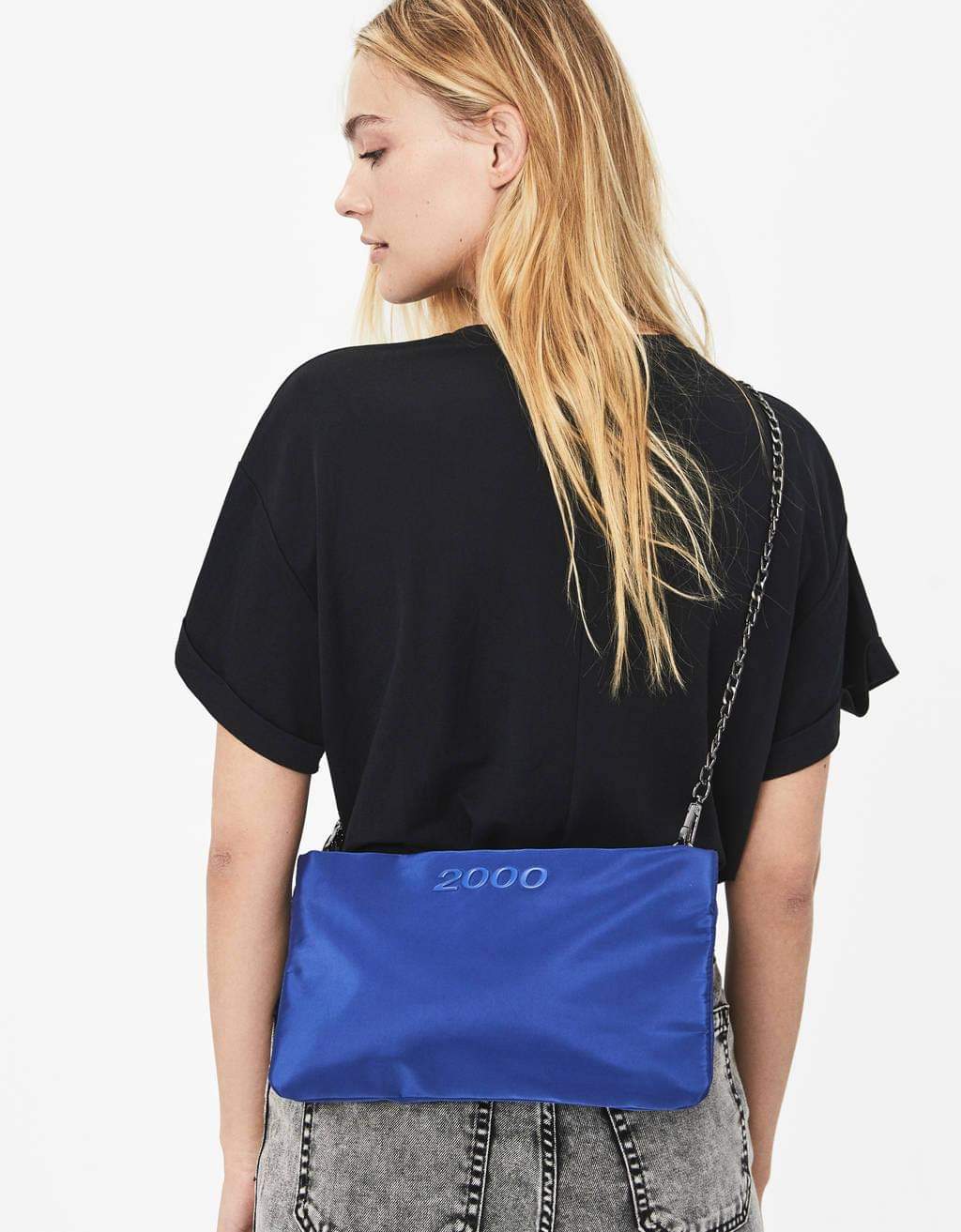 Modrá kabelka s retiazkou Bershka