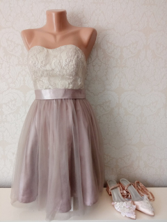 Elegantné tylové a čipkované šaty so sandalkami