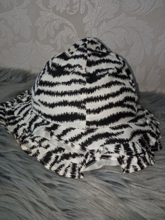 Čierno-biely klobúčik zebra F&F (6-12mes.)