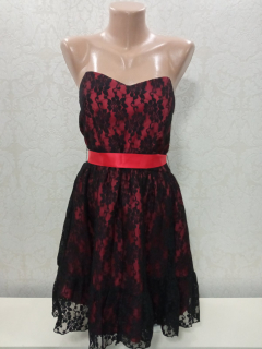 Červeno-čierne elegantné čipkované šaty